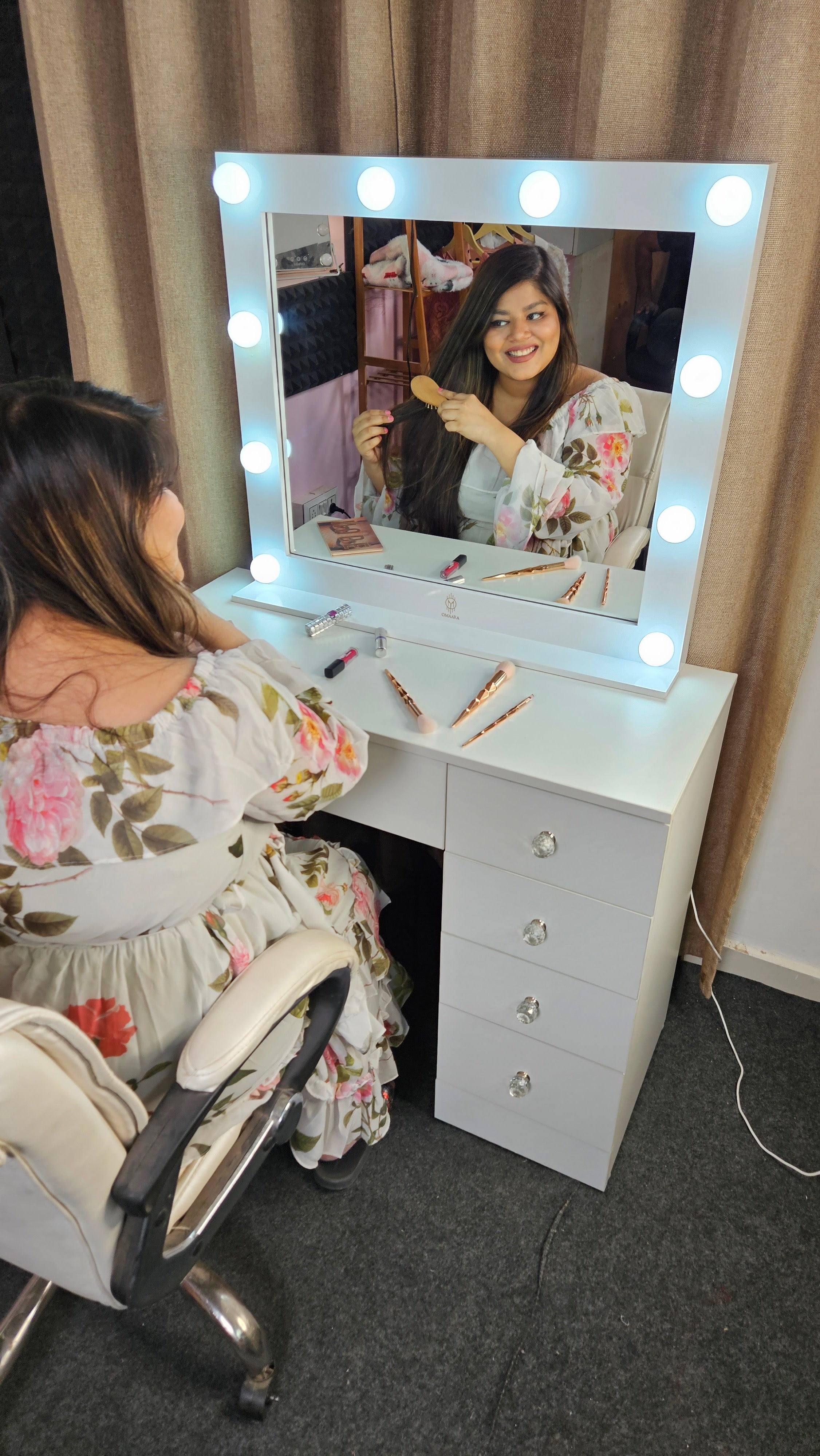 THE MAKEUP BAWSE | MAKEUP VANITY WITH LED LIGHTS