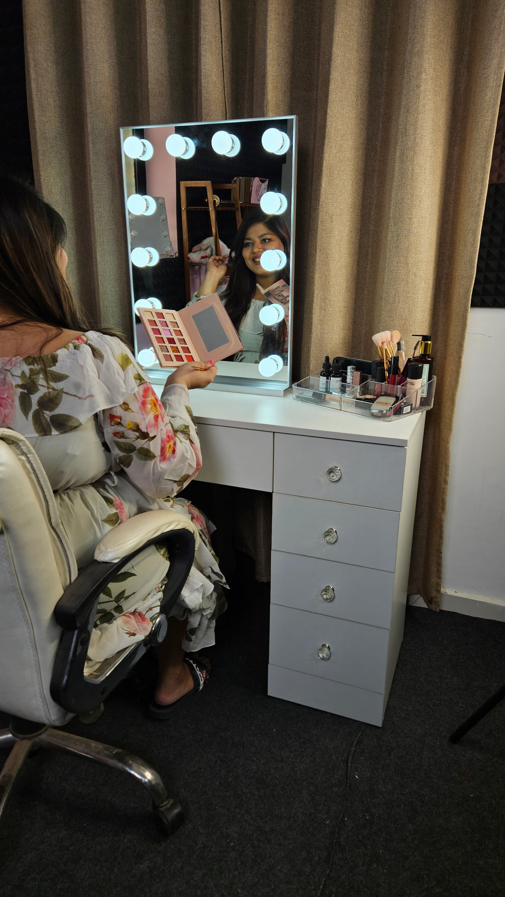 THE MAKEUP OASIS | Makeup Vanity Dressing Table