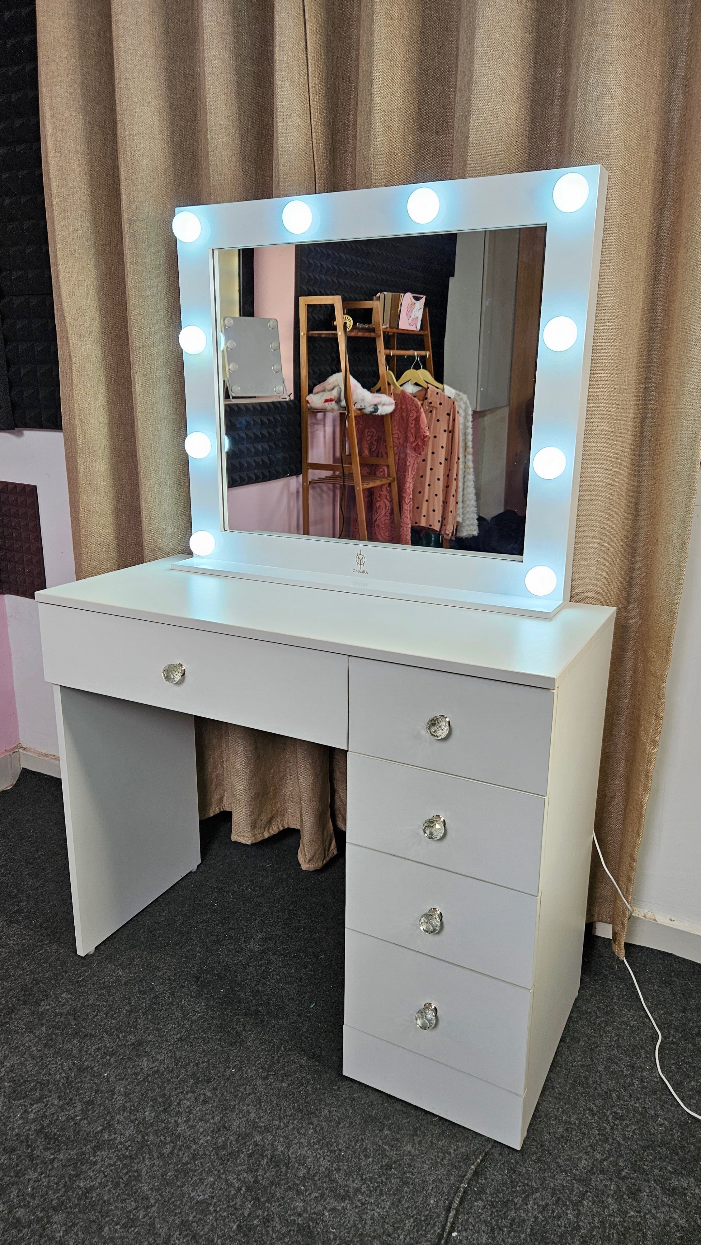 THE MAKEUP BAWSE | MAKEUP VANITY WITH LED LIGHTS