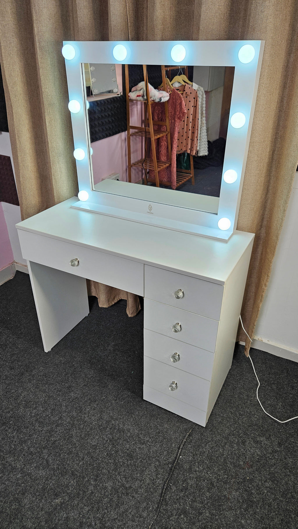 THE MAKEUP BAWSE | MAKEUP VANITY WITH LED LIGHTS