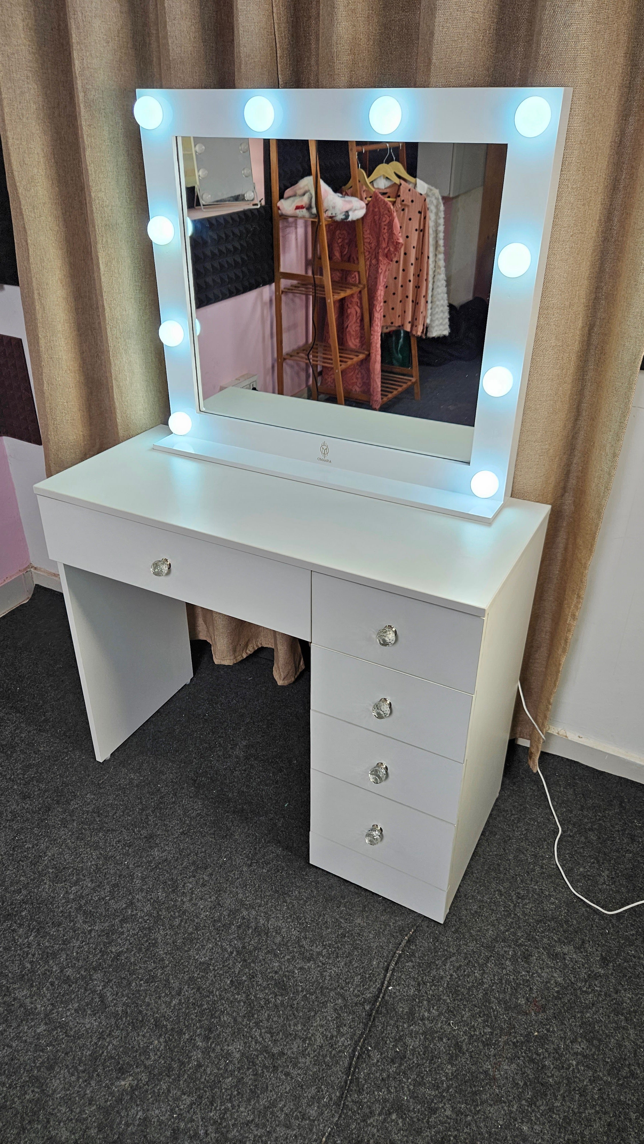 THE MAKEUP BAWSE | MAKEUP VANITY WITH LED LIGHTS