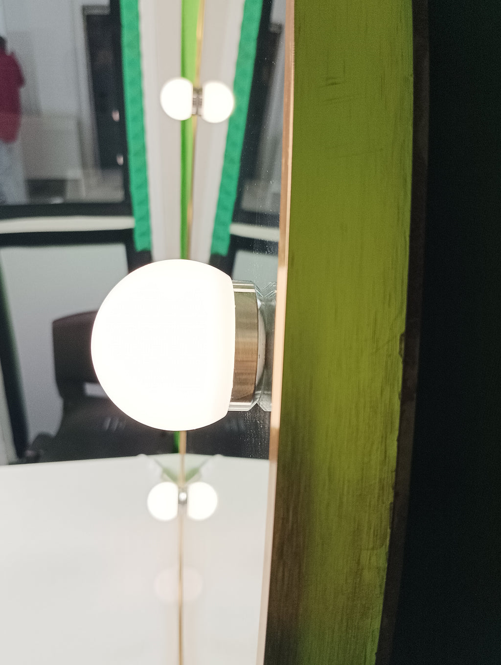 The Makeup Halo | Makeup Vanity with Light