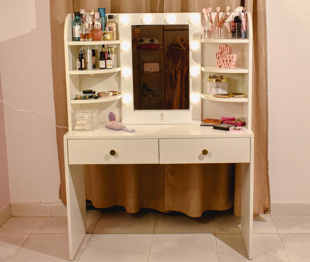 THE MAKEUP BOOTH | MAKEUP VANITY WITH LED LIGHTS - Omaara