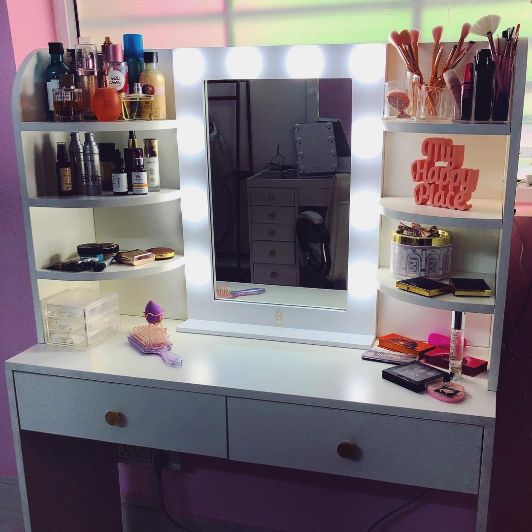 THE MAKEUP BOOTH | MAKEUP VANITY WITH LED LIGHTS - Omaara