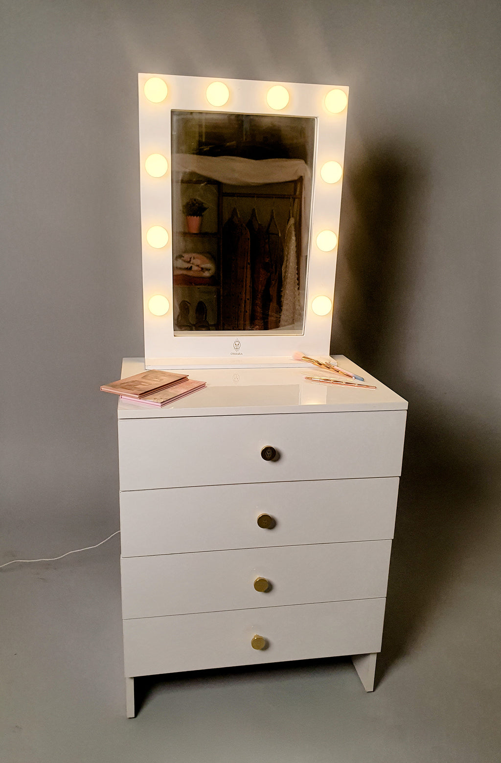 THE MAKEUP ADDICT | MAKEUP VANITY WITH LED LIGHTS - Omaara