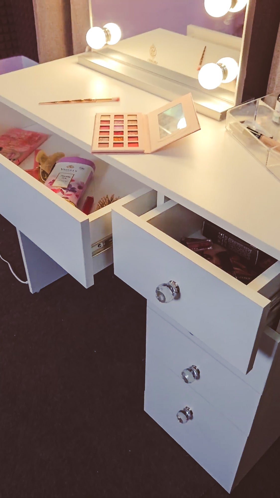 THE MAKEUP OASIS | Makeup Vanity Dressing Table