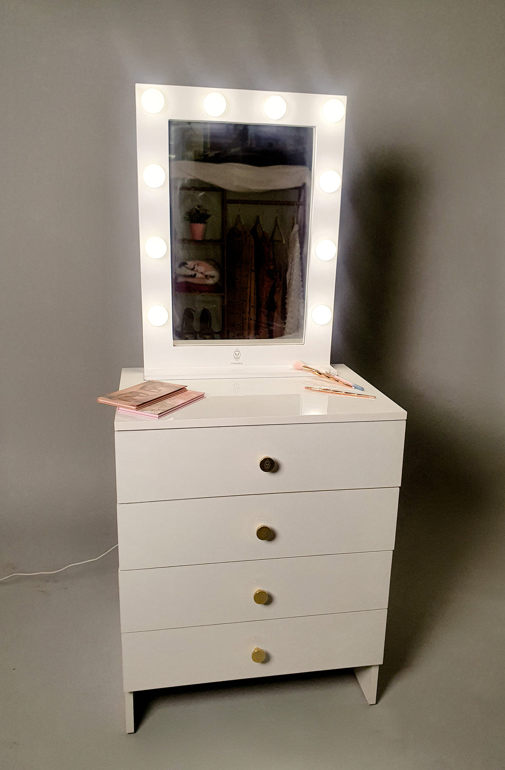 THE MAKEUP ADDICT | MAKEUP VANITY WITH LED LIGHTS - Omaara
