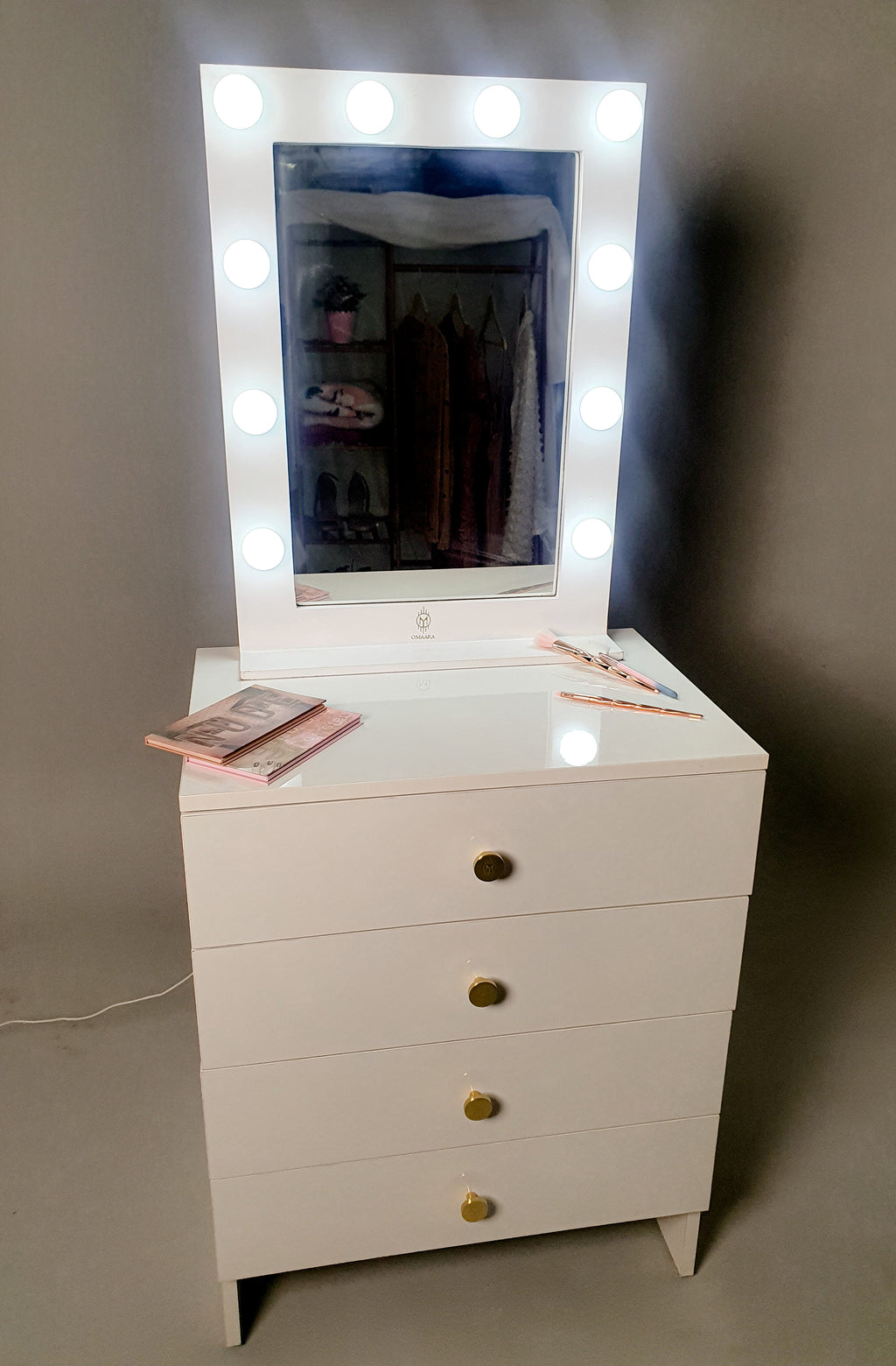 THE MAKEUP ADDICT | MAKEUP VANITY WITH LED LIGHTS - Omaara