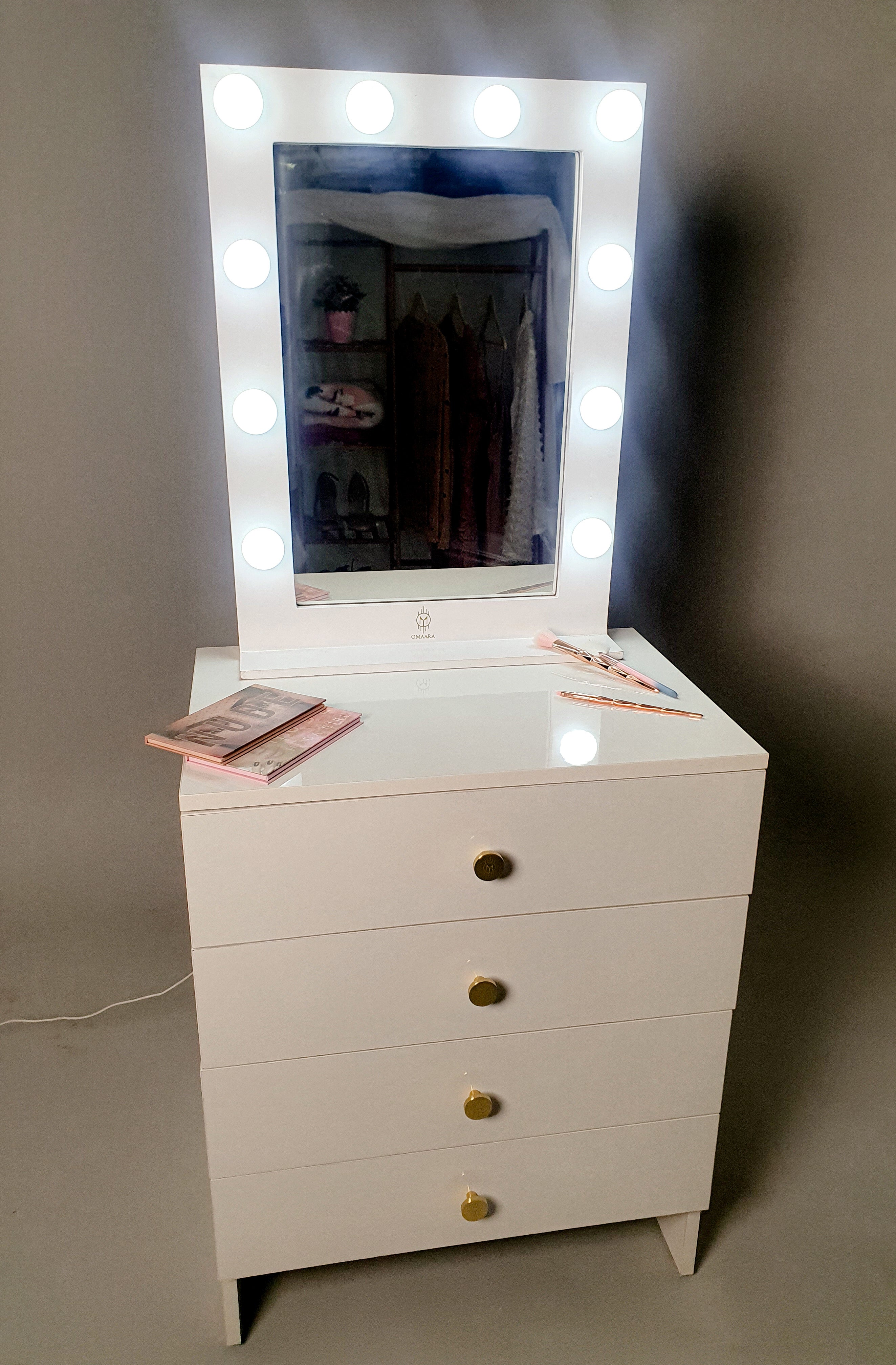 THE MAKEUP ADDICT | MAKEUP VANITY WITH LED LIGHTS - Omaara
