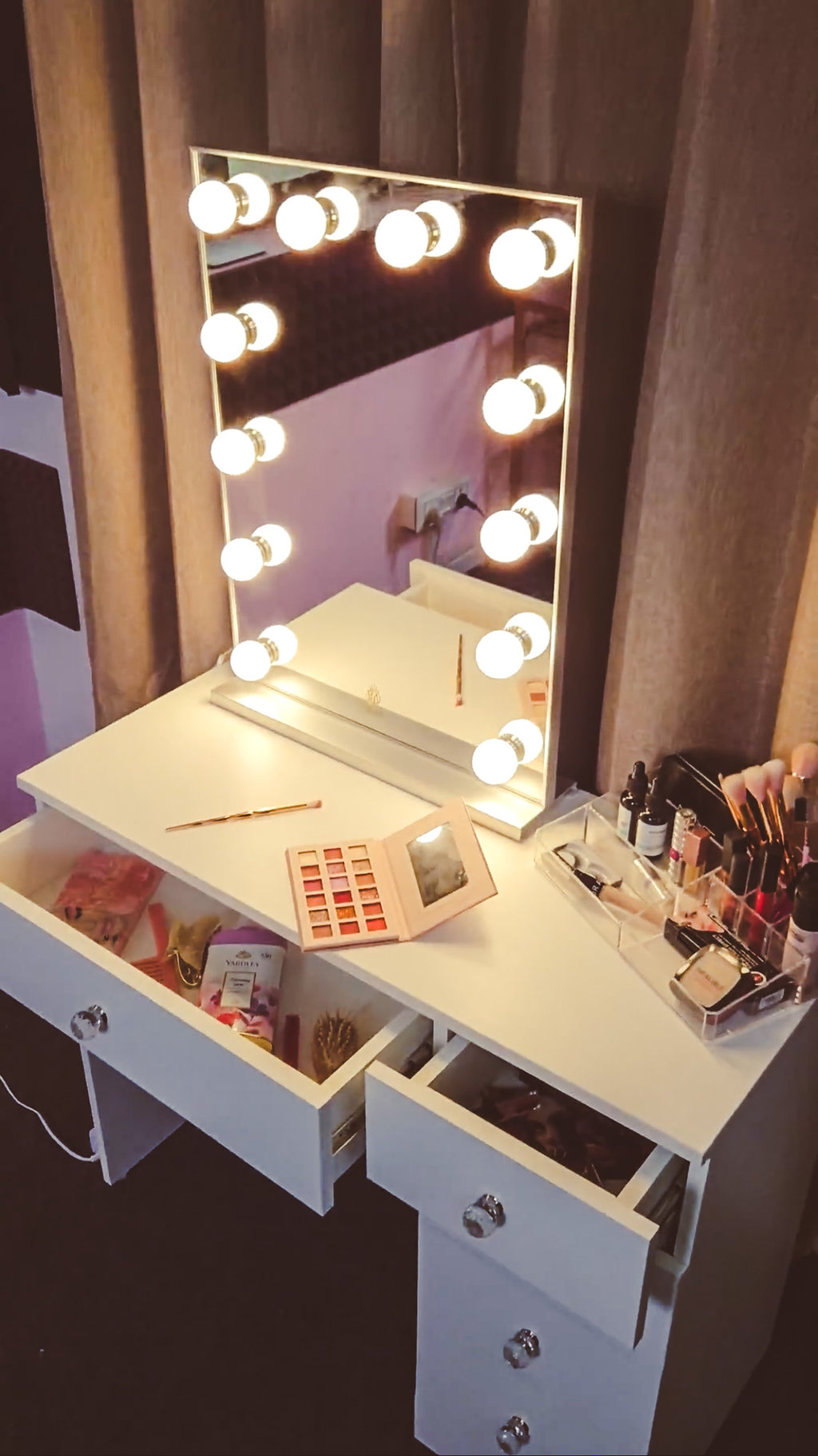 THE MAKEUP OASIS | Makeup Vanity Dressing Table