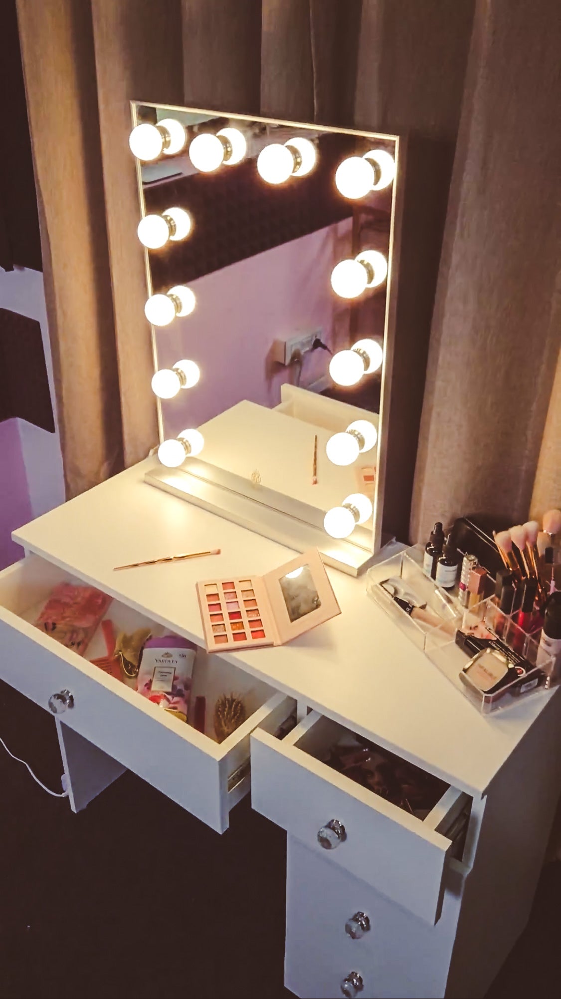 THE MAKEUP OASIS | Makeup Vanity Dressing Table