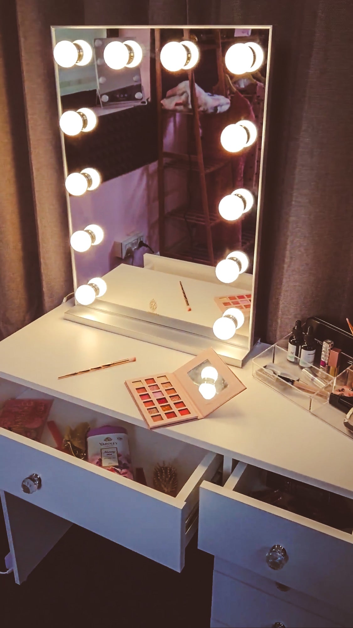 THE MAKEUP OASIS | Makeup Vanity Dressing Table