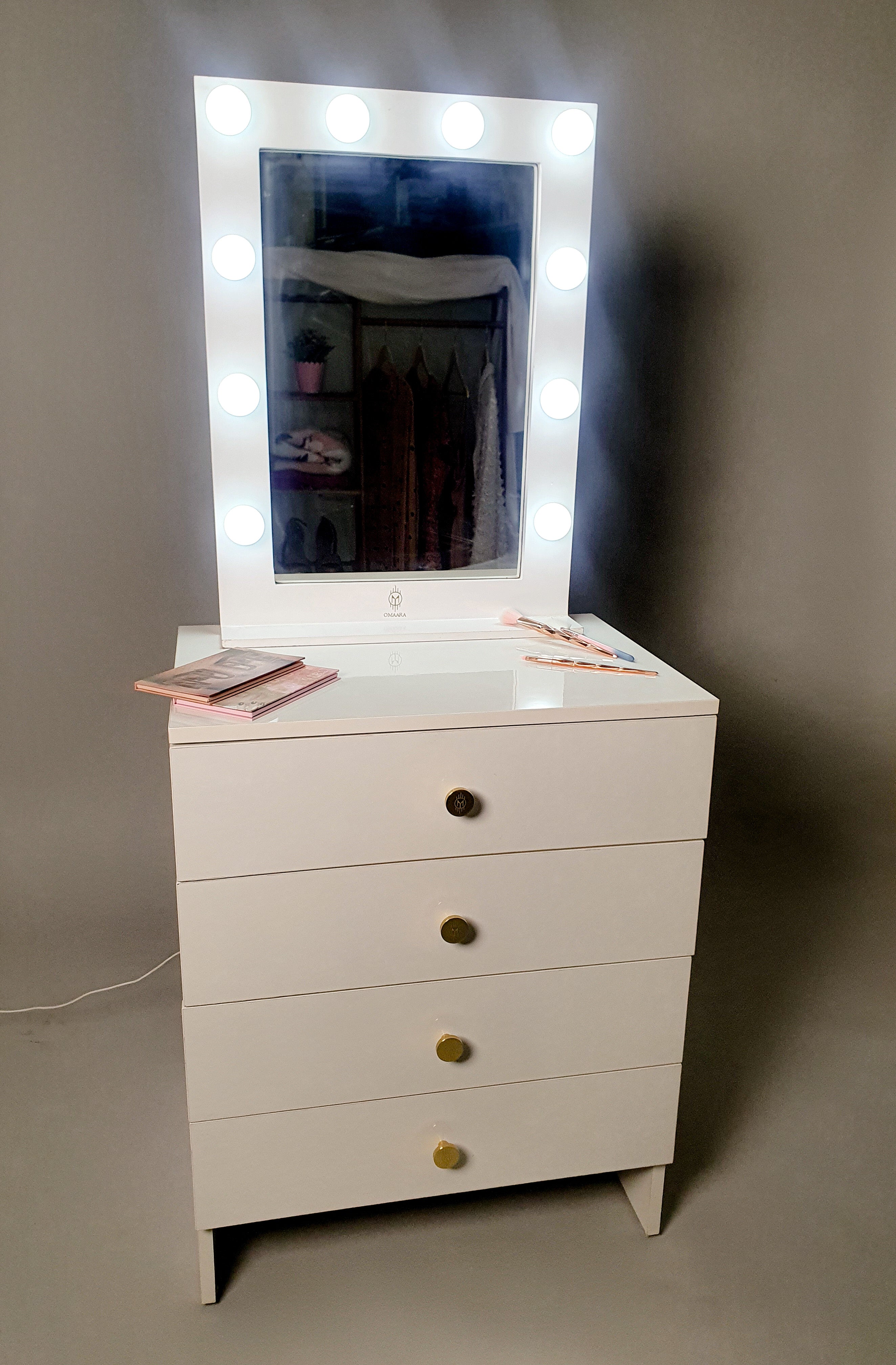 THE MAKEUP ADDICT | MAKEUP VANITY WITH LED LIGHTS - Omaara
