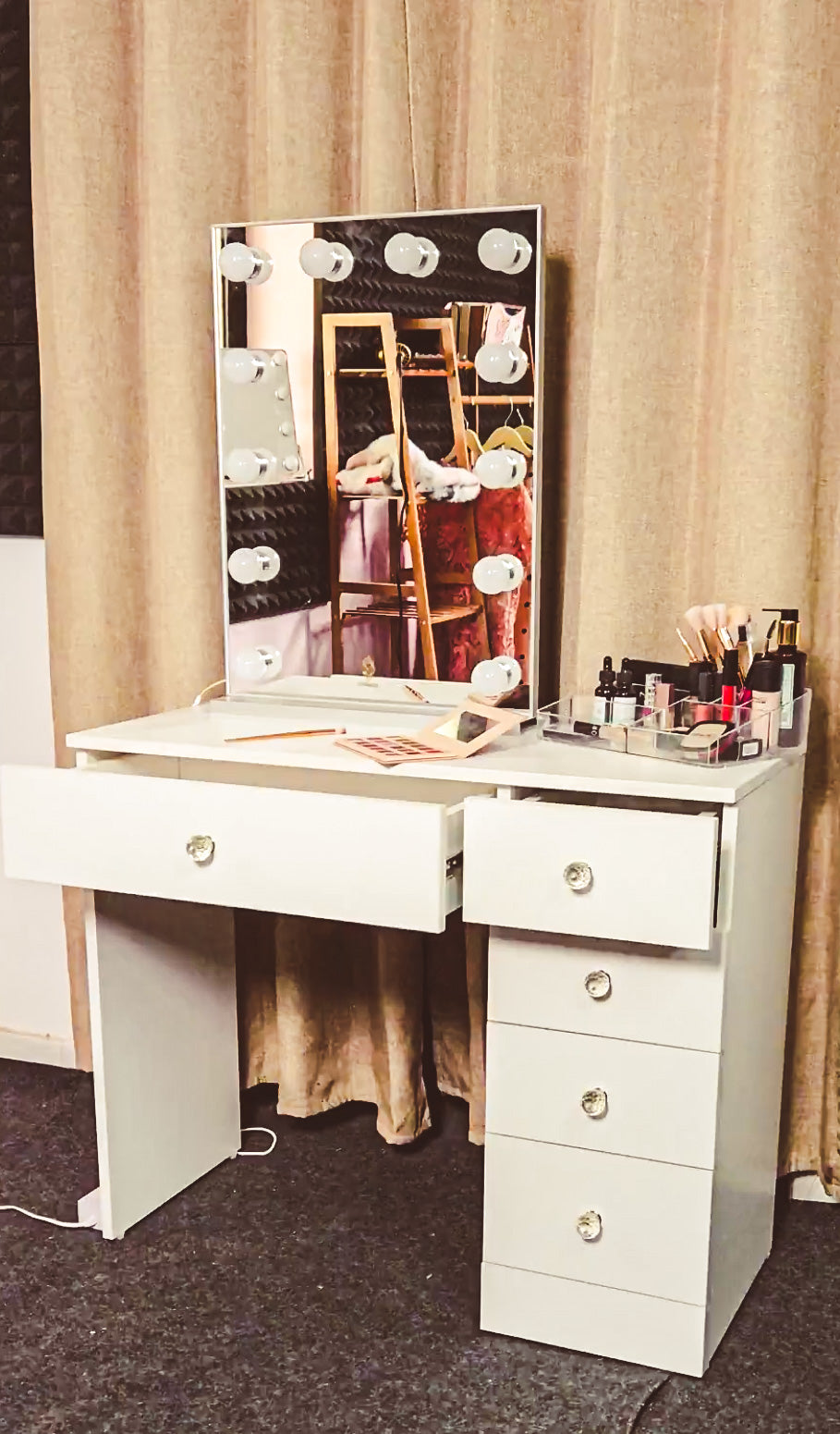 THE MAKEUP OASIS | Makeup Vanity Dressing Table