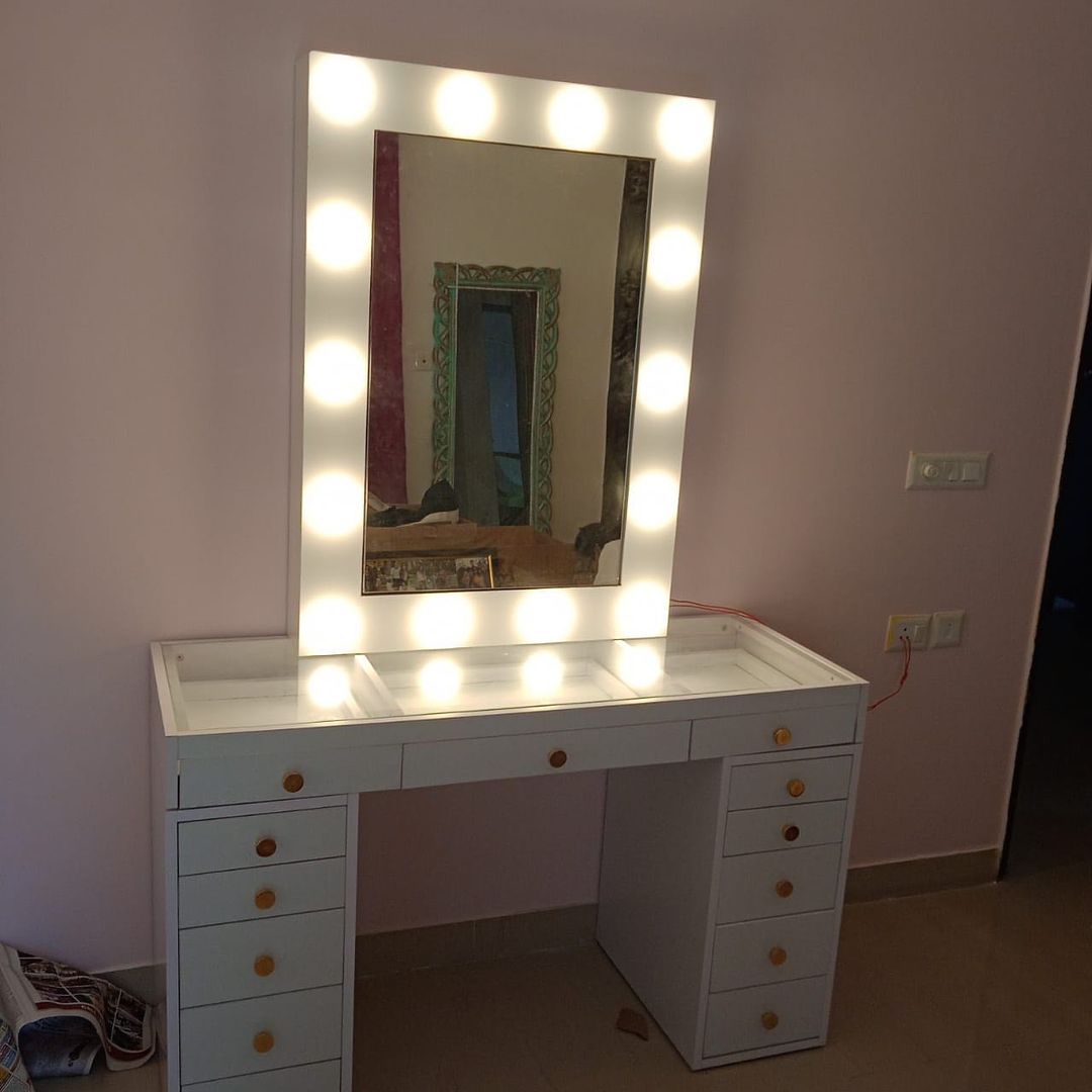 THE MAKEUP SUPERSTAR | MAKEUP VANITY WITH LED LIGHTS - Omaara