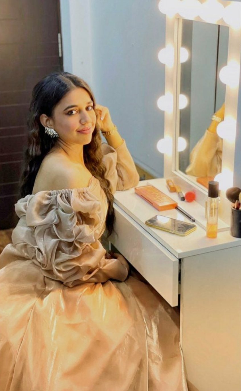 THE MAKEUP BUTTERFLY | MAKEUP MIRROR VANITY WITH LED BULBS - Omaara