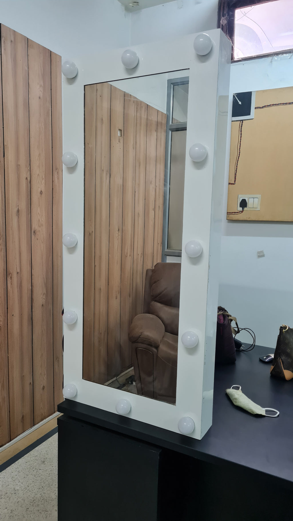 THE COMPACT STYLER | MAKEUP MIRROR WITH LIGHTS - Omaara