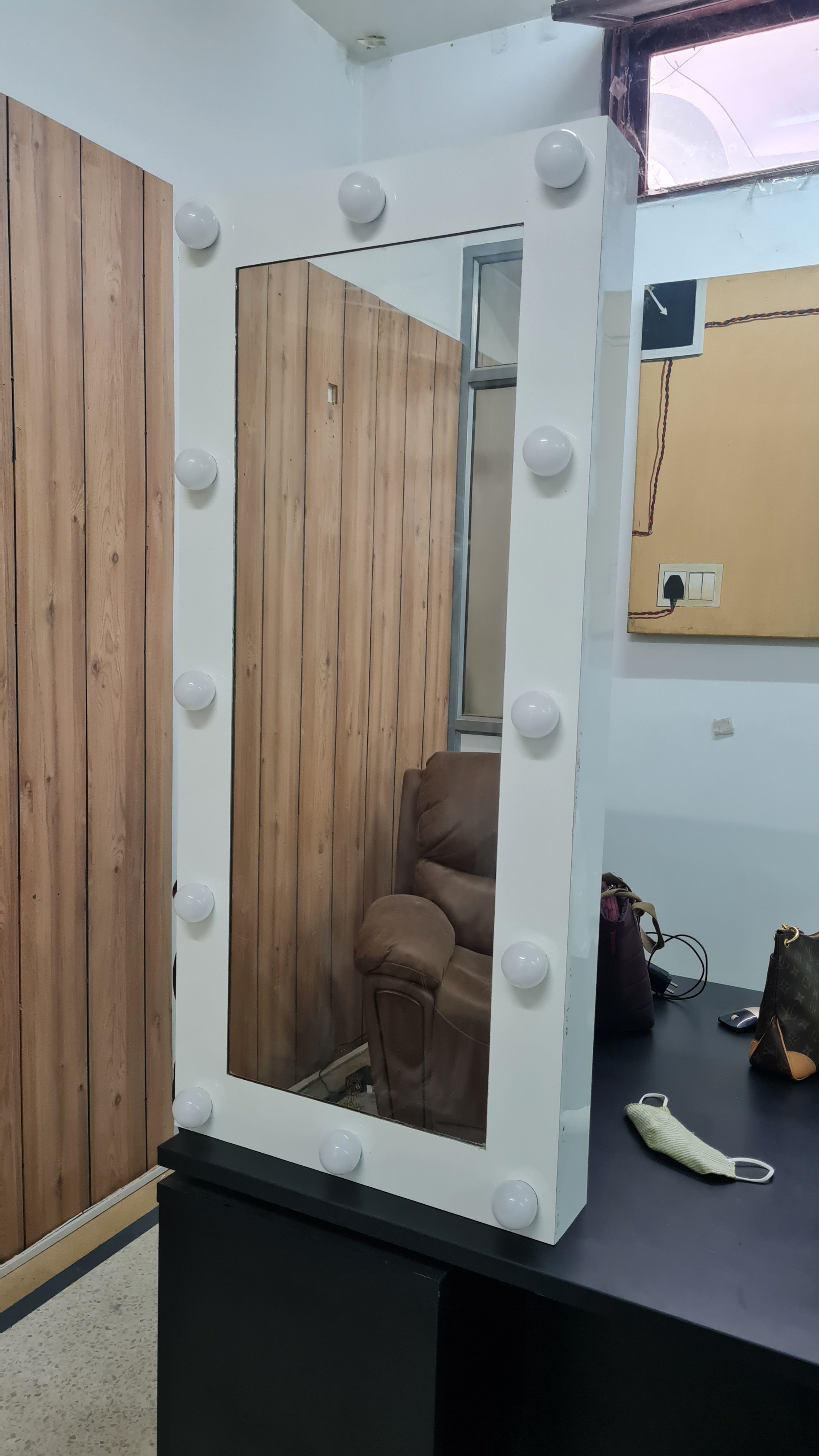 THE COMPACT STYLER | MAKEUP MIRROR WITH LIGHTS - Omaara