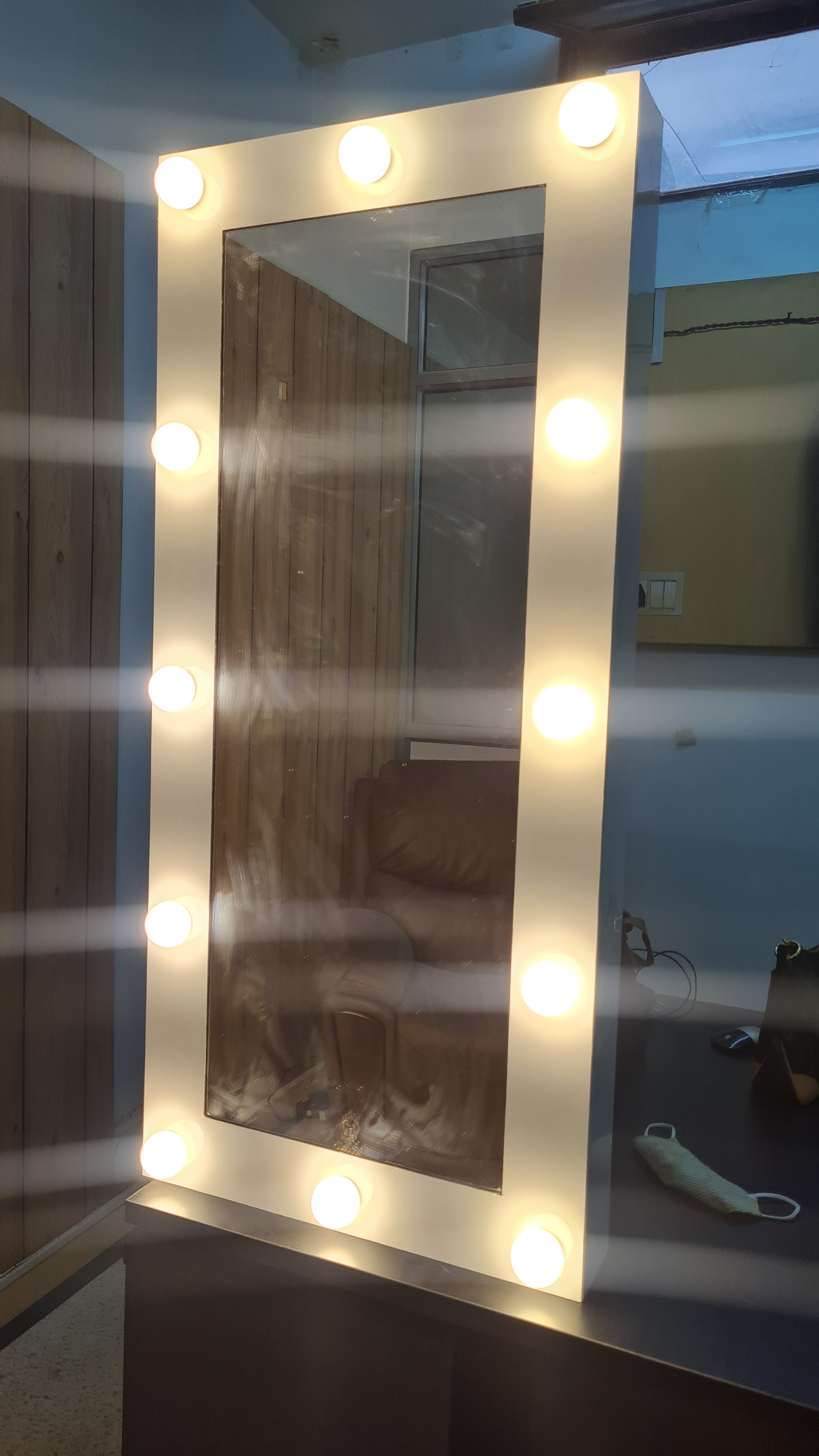 THE COMPACT STYLER | MAKEUP MIRROR WITH LIGHTS - Omaara