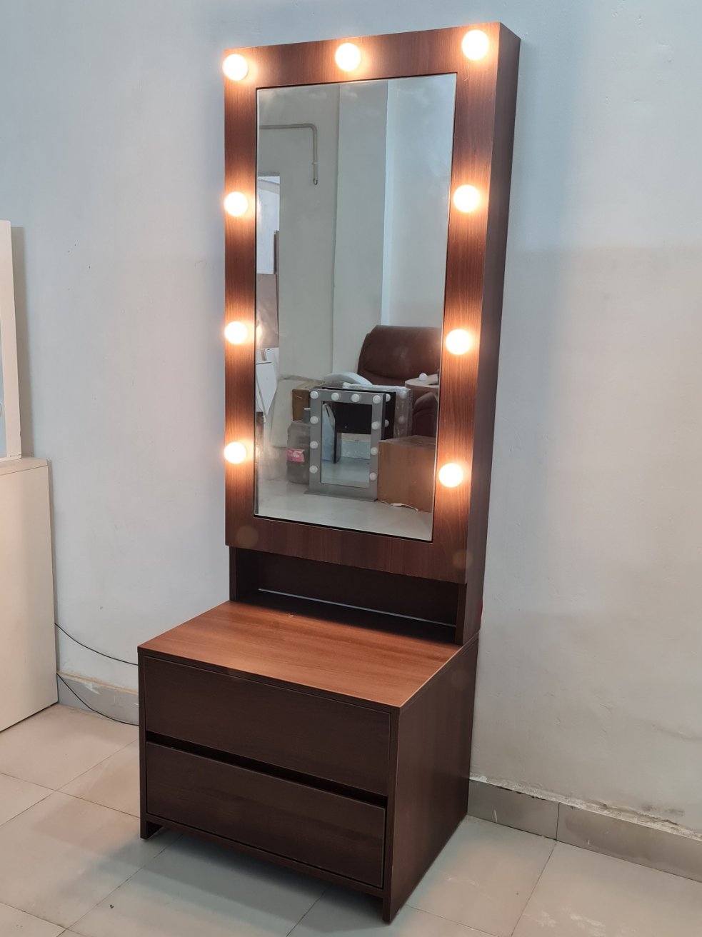 THE MAKEUP ICON | MAKEUP VANITY WITH LED LIGHTS - Omaara
