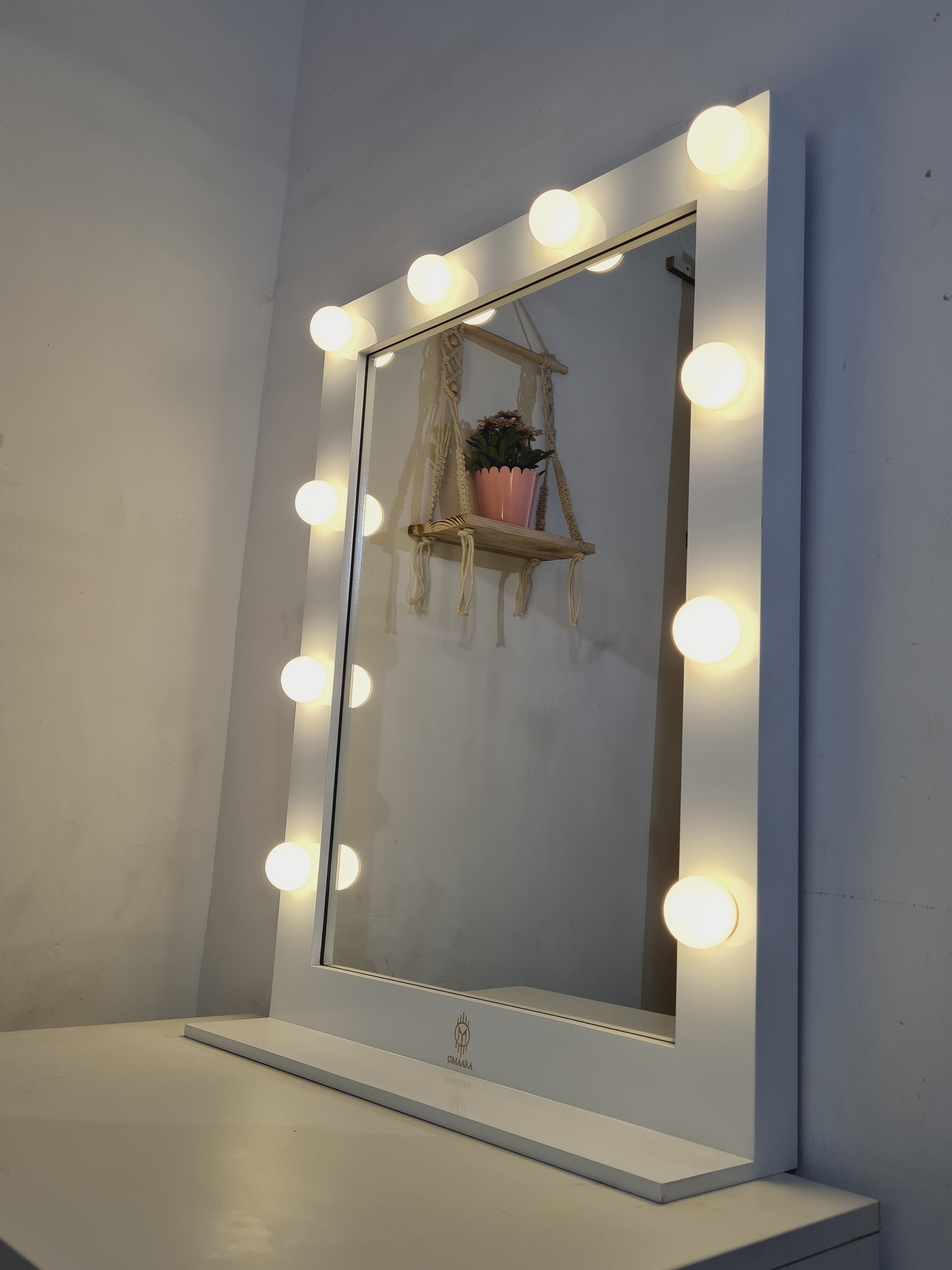 THE MAKEUP MIRAGE | MAKEUP MIRROR WITH LIGHTS - Omaara