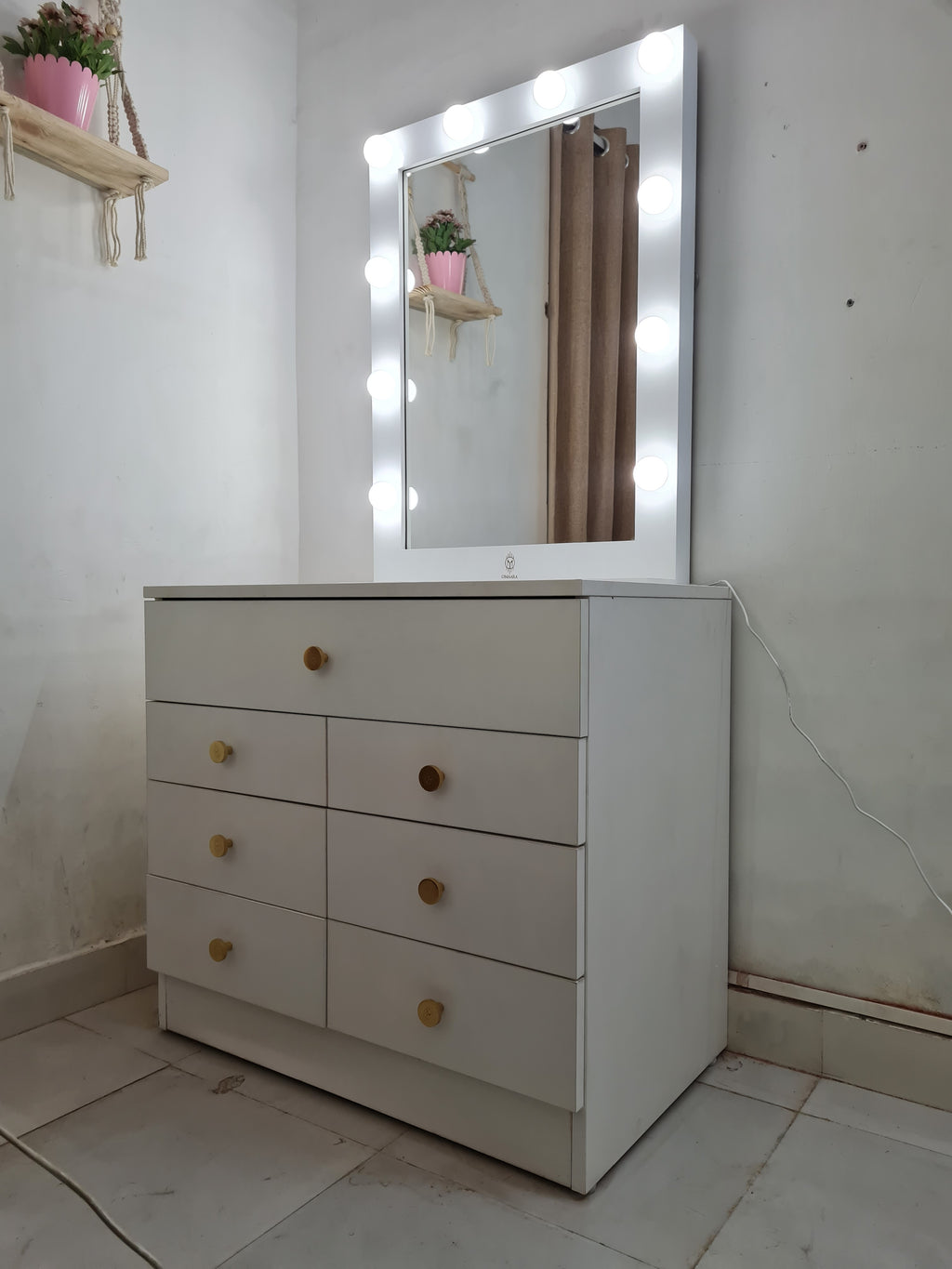 THE MAKEUP WARRIOR | MAKEUP VANITY WITH LED LIGHTS - Omaara