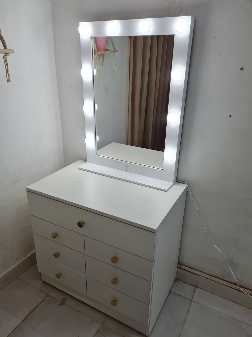THE MAKEUP WARRIOR | MAKEUP VANITY WITH LED LIGHTS - Omaara
