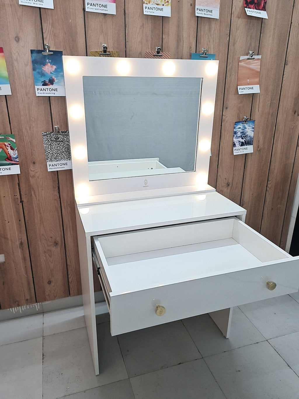 THE MAKEUP FREAK | MAKEUP VANITY WITH LED LIGHTS - Omaara