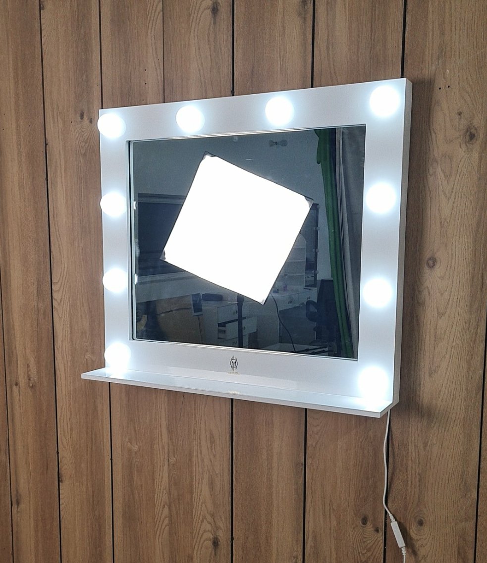 THE MAKEUP SAMURAI | MAKEUP MIRROR WITH LIGHTS - Omaara