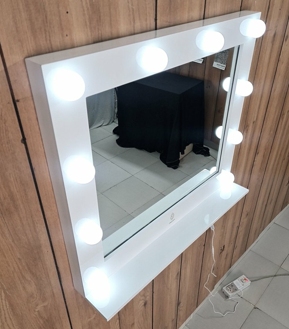 THE MAKEUP SAMURAI | MAKEUP MIRROR WITH LIGHTS - Omaara