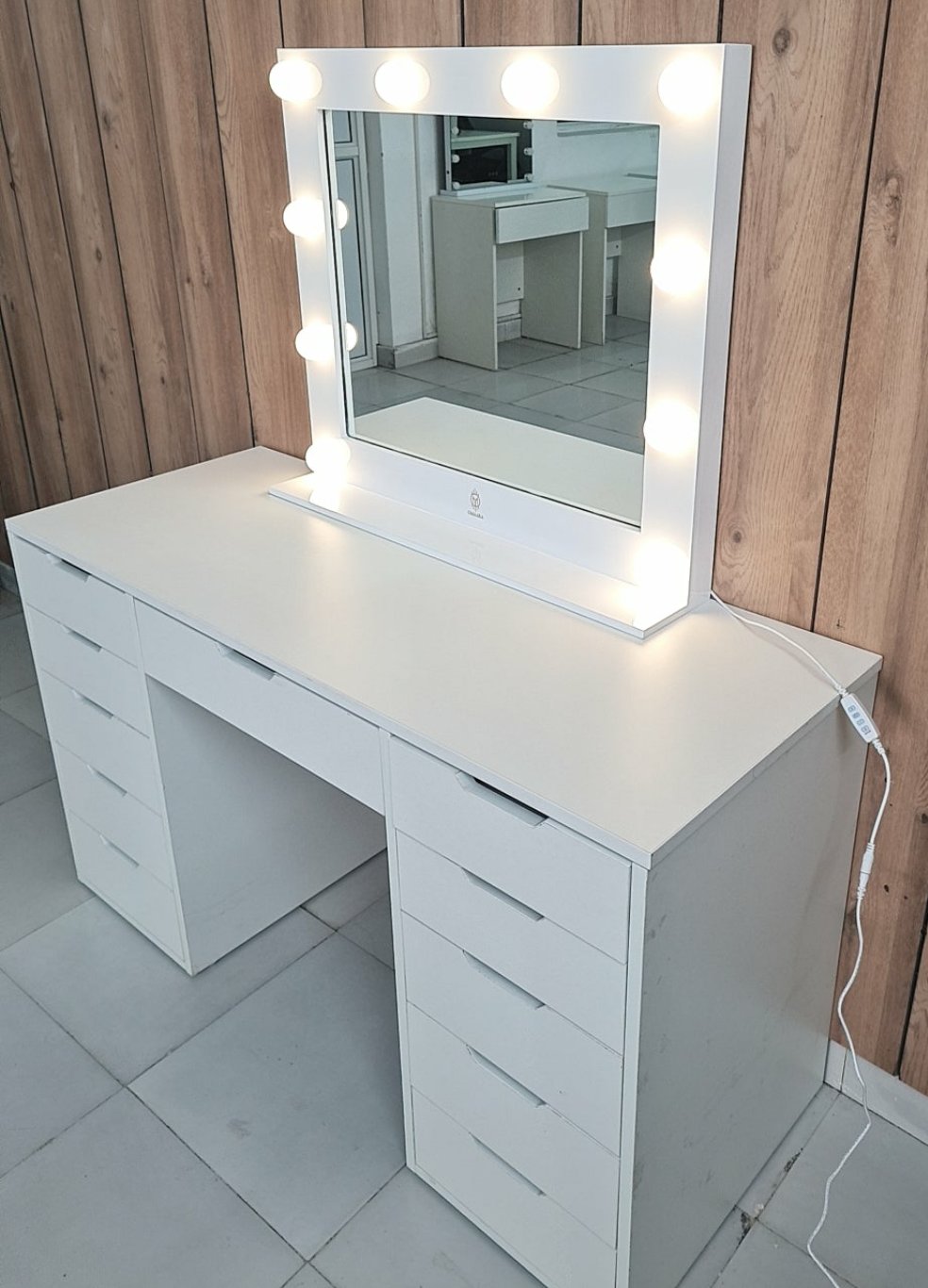 THE MAKEUP LADY | MAKEUP VANITY WITH LED LIGHTS - Omaara
