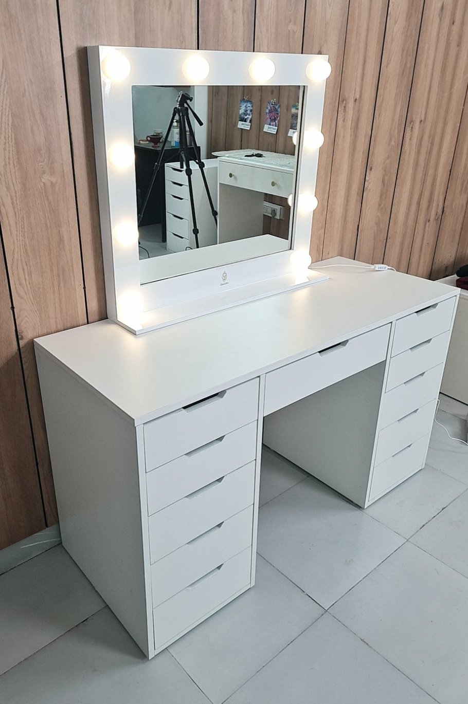 THE MAKEUP LADY | MAKEUP VANITY WITH LED LIGHTS - Omaara