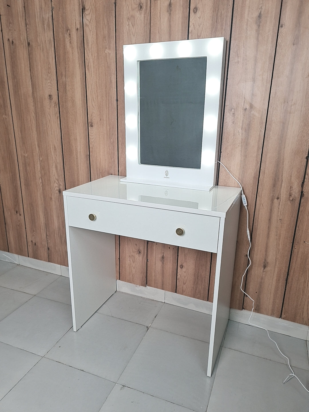 THE MAKEUP DEVIL | MAKEUP VANITY WITH LED LIGHTS - Omaara