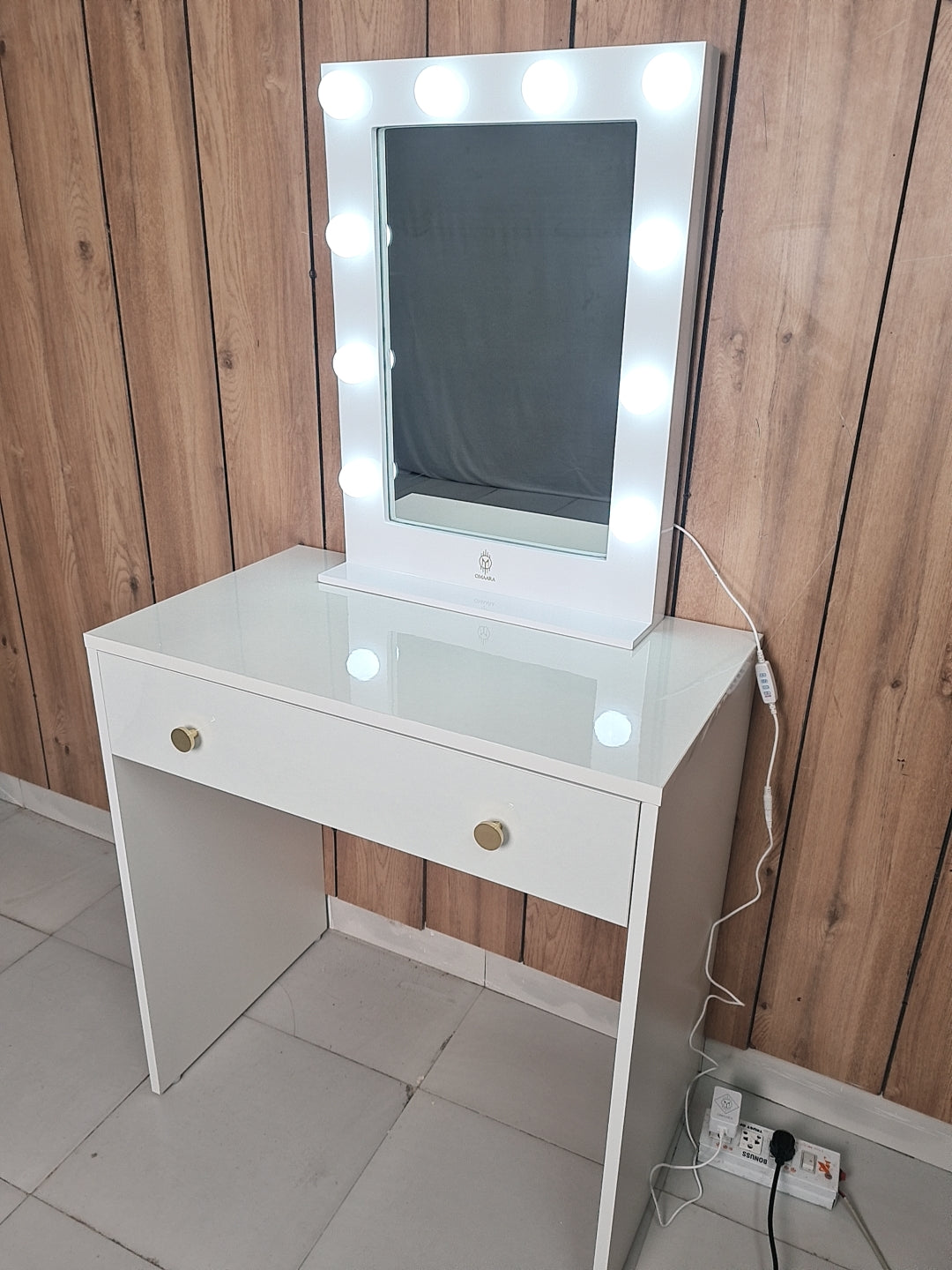 THE MAKEUP DEVIL | MAKEUP VANITY WITH LED LIGHTS - Omaara