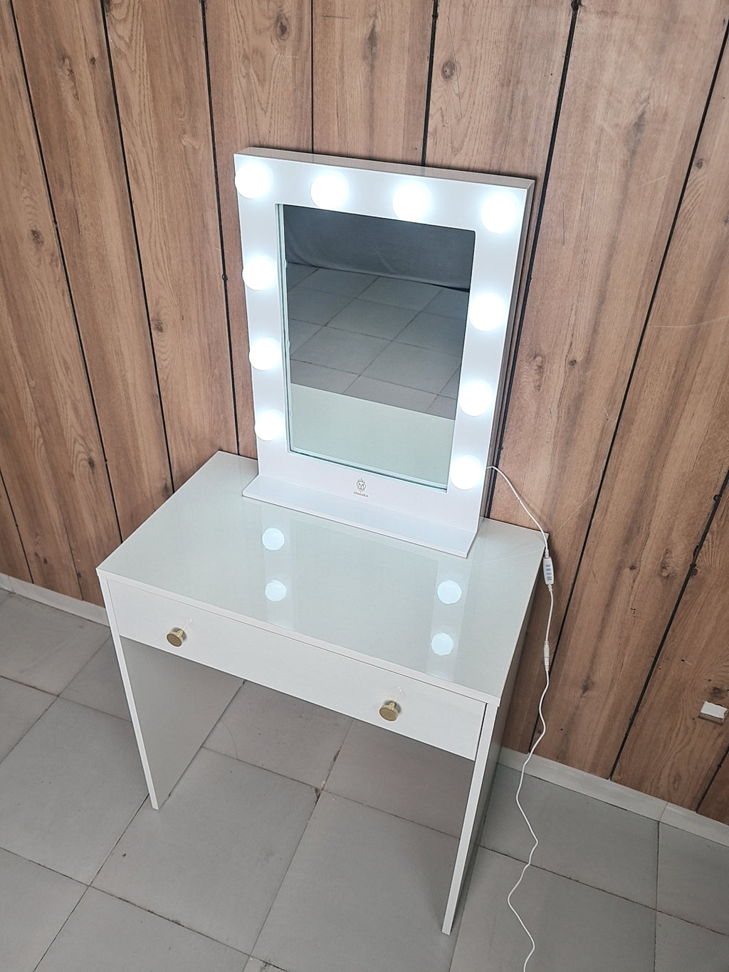 THE MAKEUP DEVIL | MAKEUP VANITY WITH LED LIGHTS - Omaara