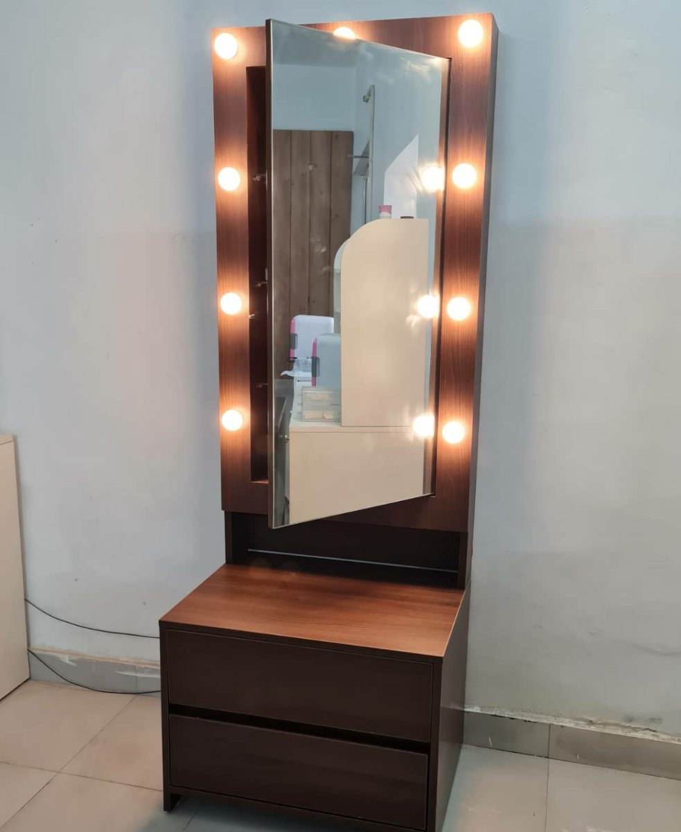 THE MAKEUP ICON | MAKEUP VANITY WITH LED LIGHTS - Omaara