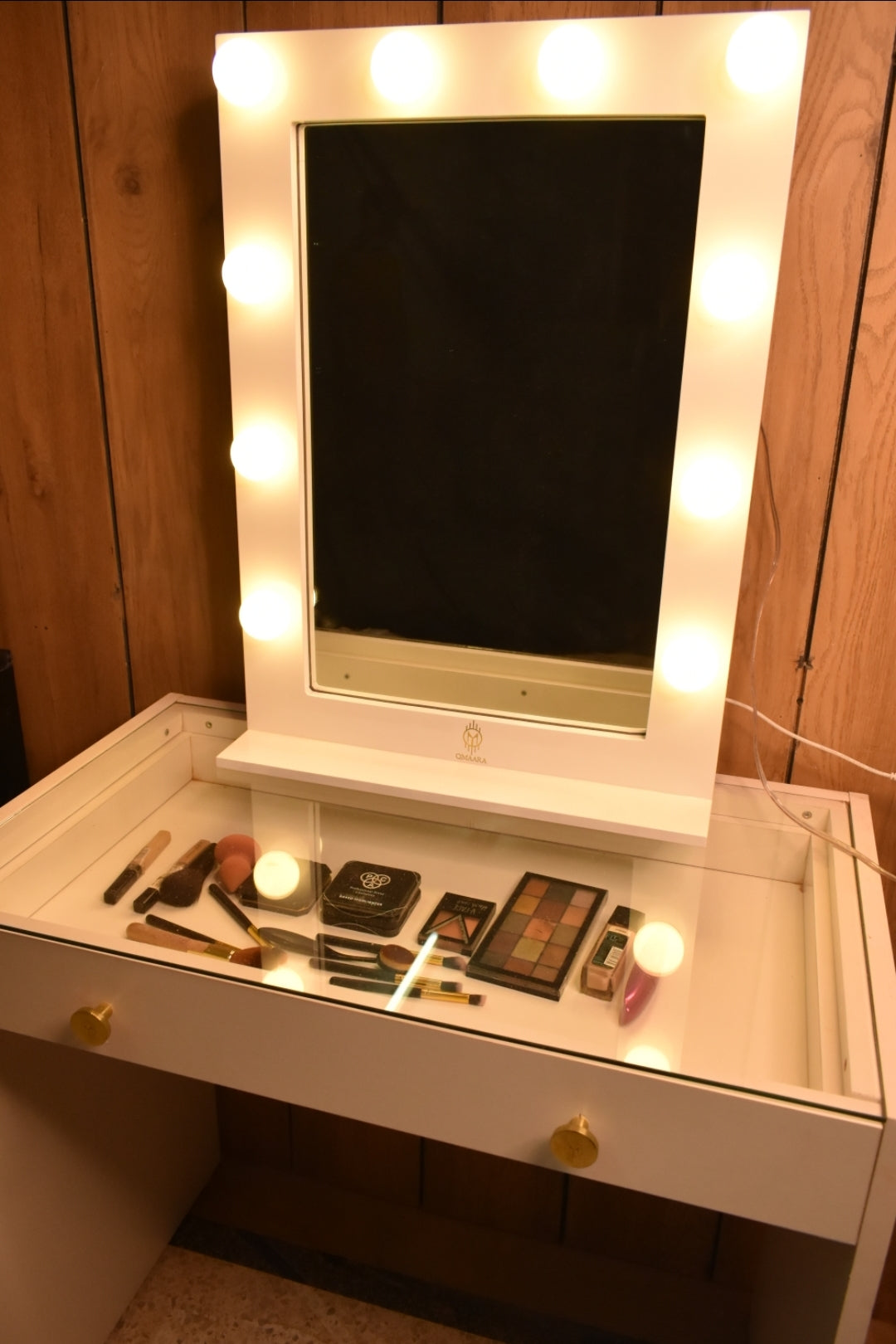 THE MAKEUP FIREFLY | MAKEUP VANITY WITH LED LIGHTS - Omaara