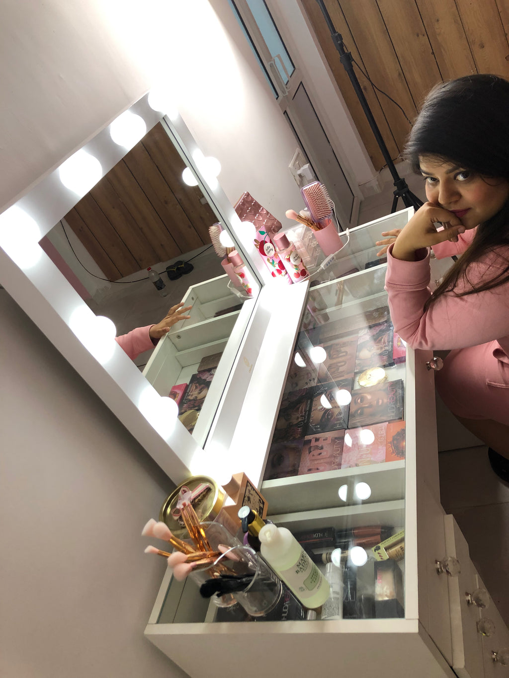 THE MAKEUP LOVER | MAKEUP VANITY WITH LED LIGHTS - Omaara