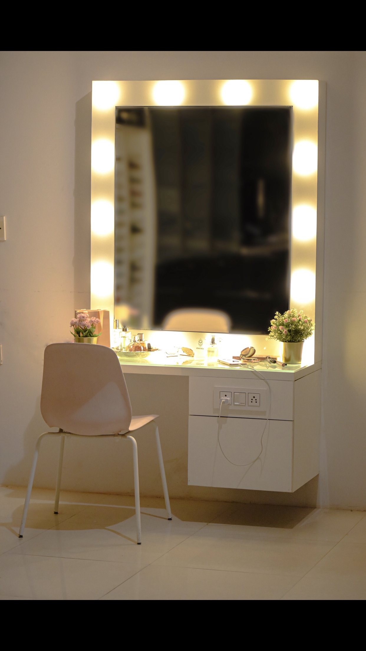 THE MAKEUP WIZARD | MAKEUP VANITY WITH LED LIGHTS - Omaara