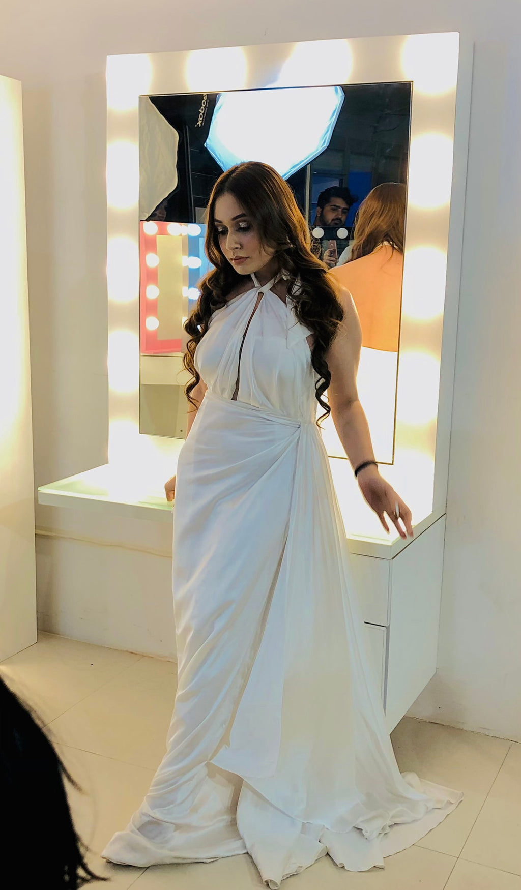 THE MAKEUP WIZARD | MAKEUP VANITY WITH LED LIGHTS - Omaara