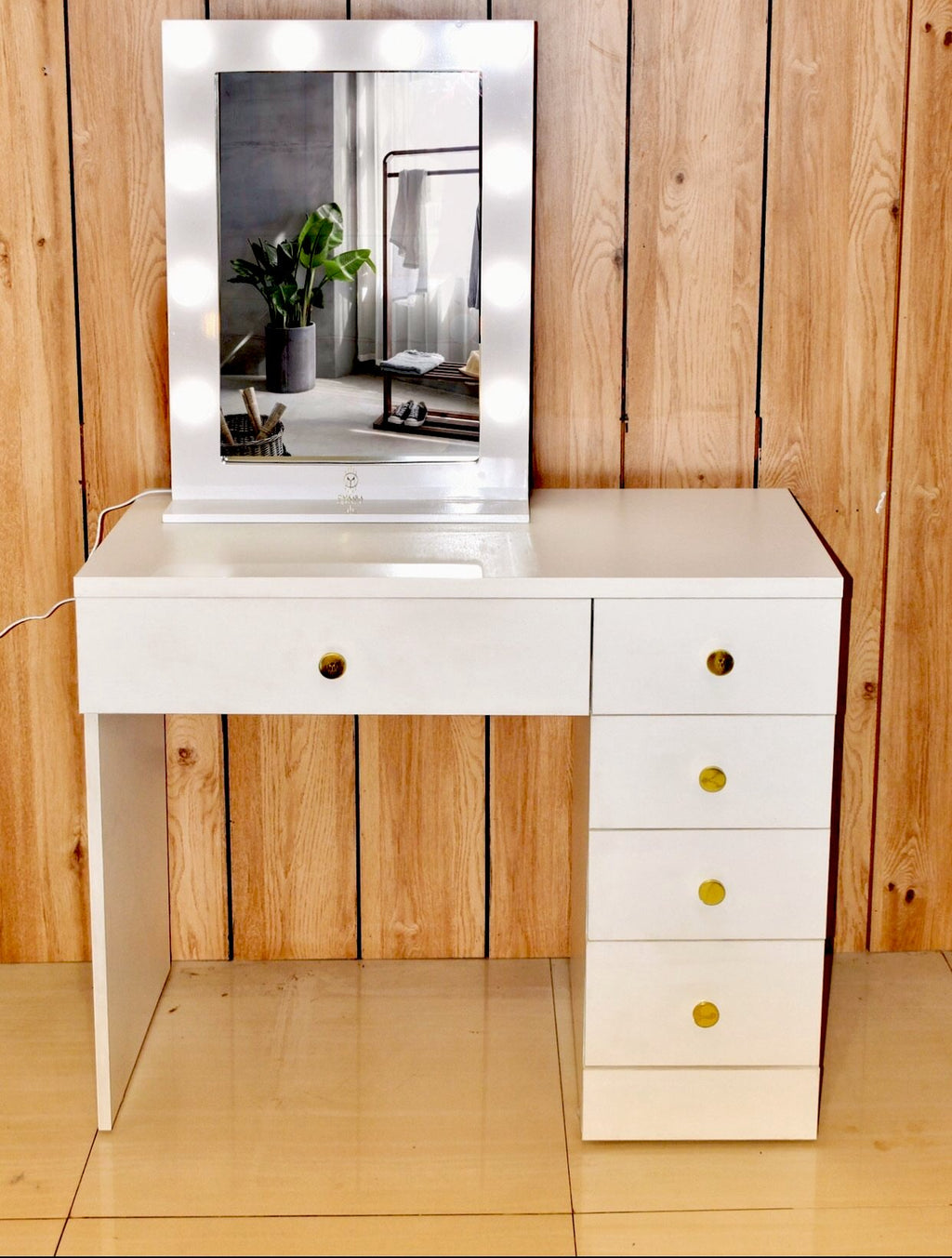 THE MAKEUP JUNKIE | MAKEUP VANITY WITH LED LIGHTS - Omaara