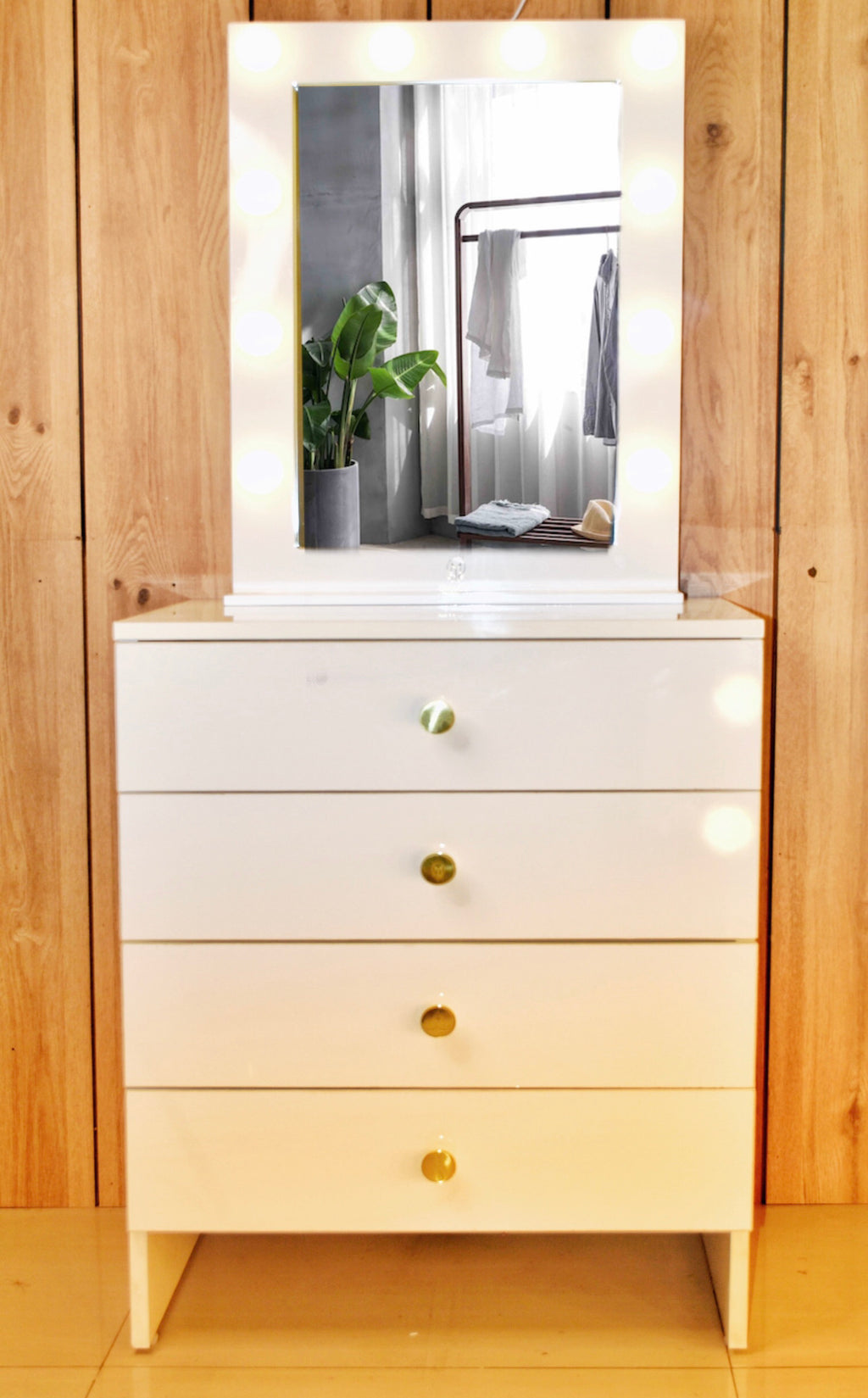 THE MAKEUP ADDICT | MAKEUP VANITY WITH LED LIGHTS - Omaara