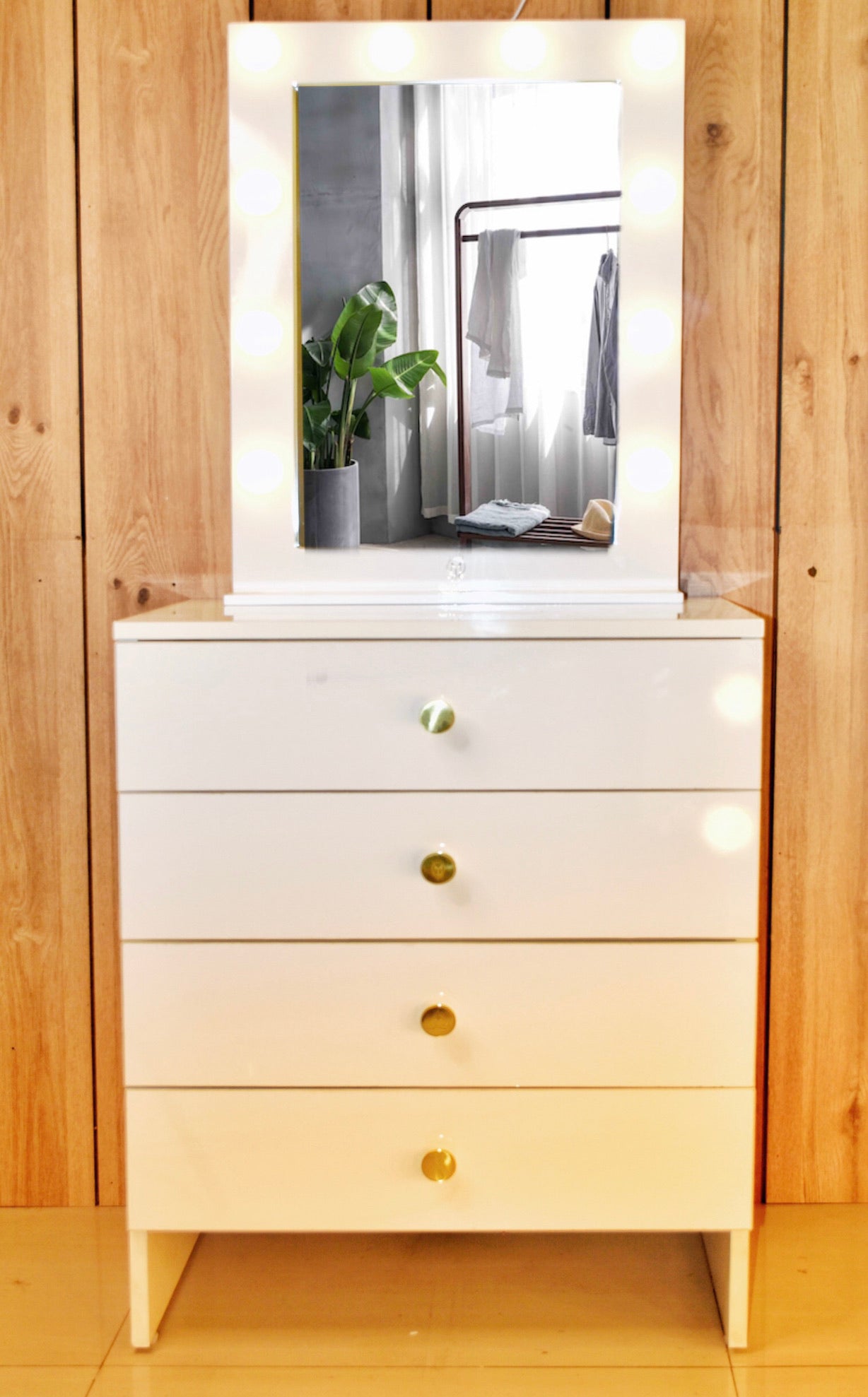 THE MAKEUP ADDICT | MAKEUP VANITY WITH LED LIGHTS - Omaara