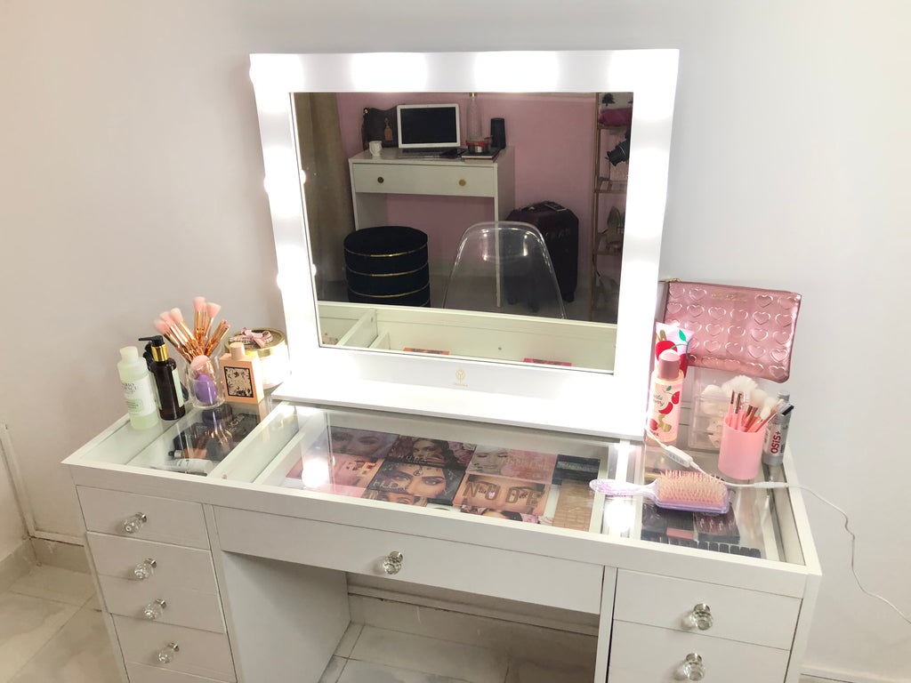 THE MAKEUP LOVER | MAKEUP VANITY WITH LED LIGHTS - Omaara