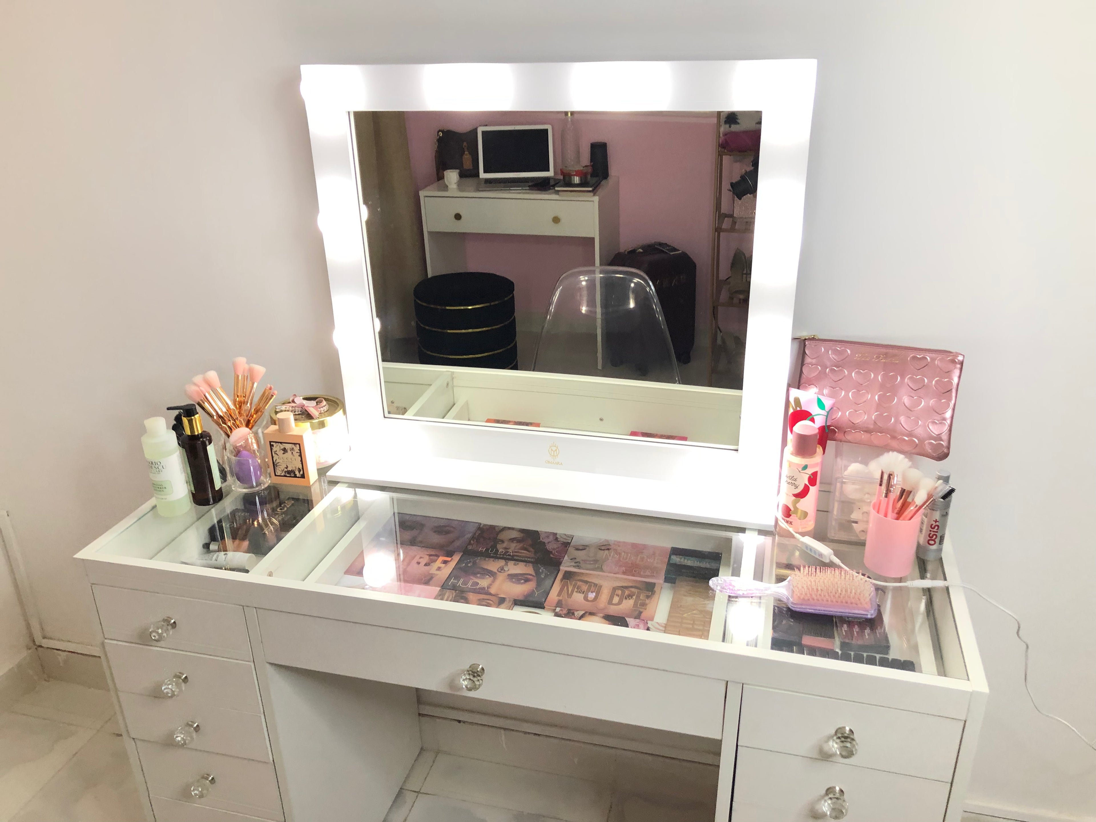 THE MAKEUP LOVER | MAKEUP VANITY WITH LED LIGHTS - Omaara