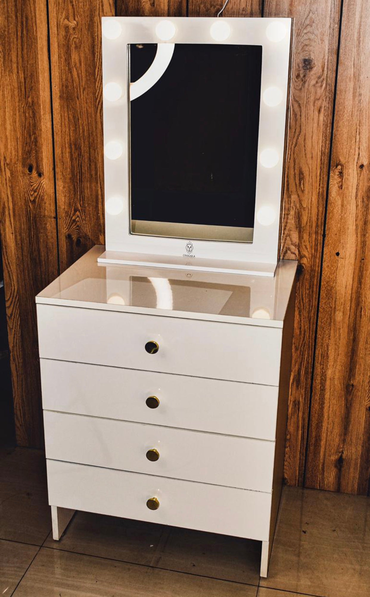 THE MAKEUP ADDICT | MAKEUP VANITY WITH LED LIGHTS - Omaara