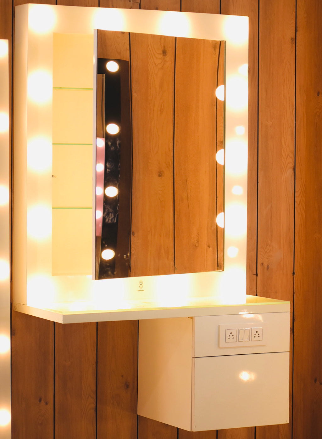THE MAKEUP WIZARD | MAKEUP VANITY WITH LED LIGHTS - Omaara