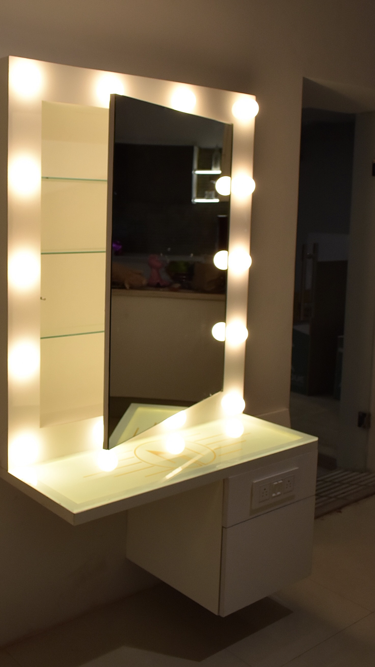 THE MAKEUP WIZARD | MAKEUP VANITY WITH LED LIGHTS - Omaara