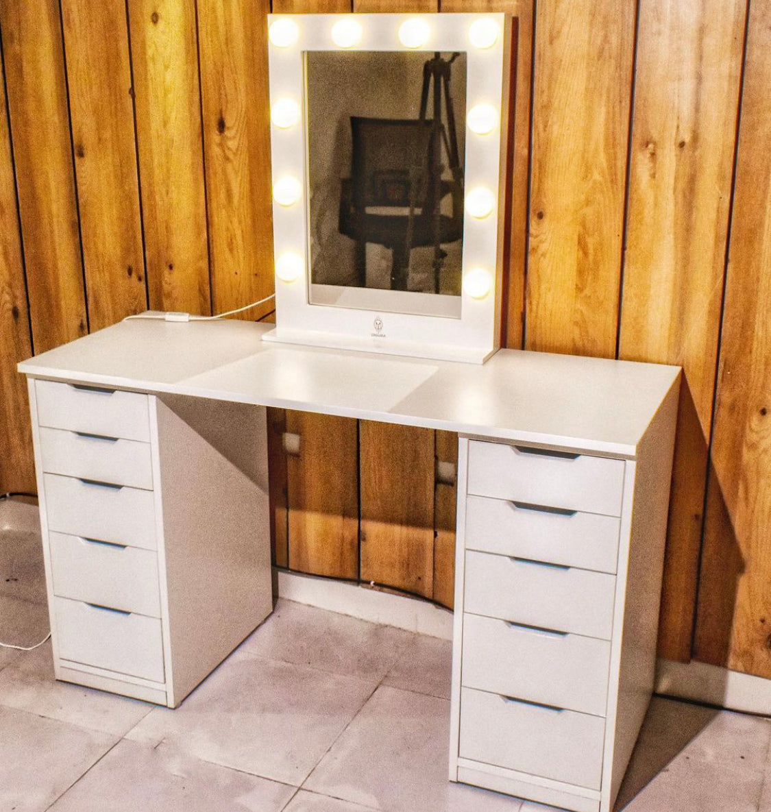 THE MAKEUP PRINCESS | MAKEUP VANITY WITH LED LIGHTS - Omaara