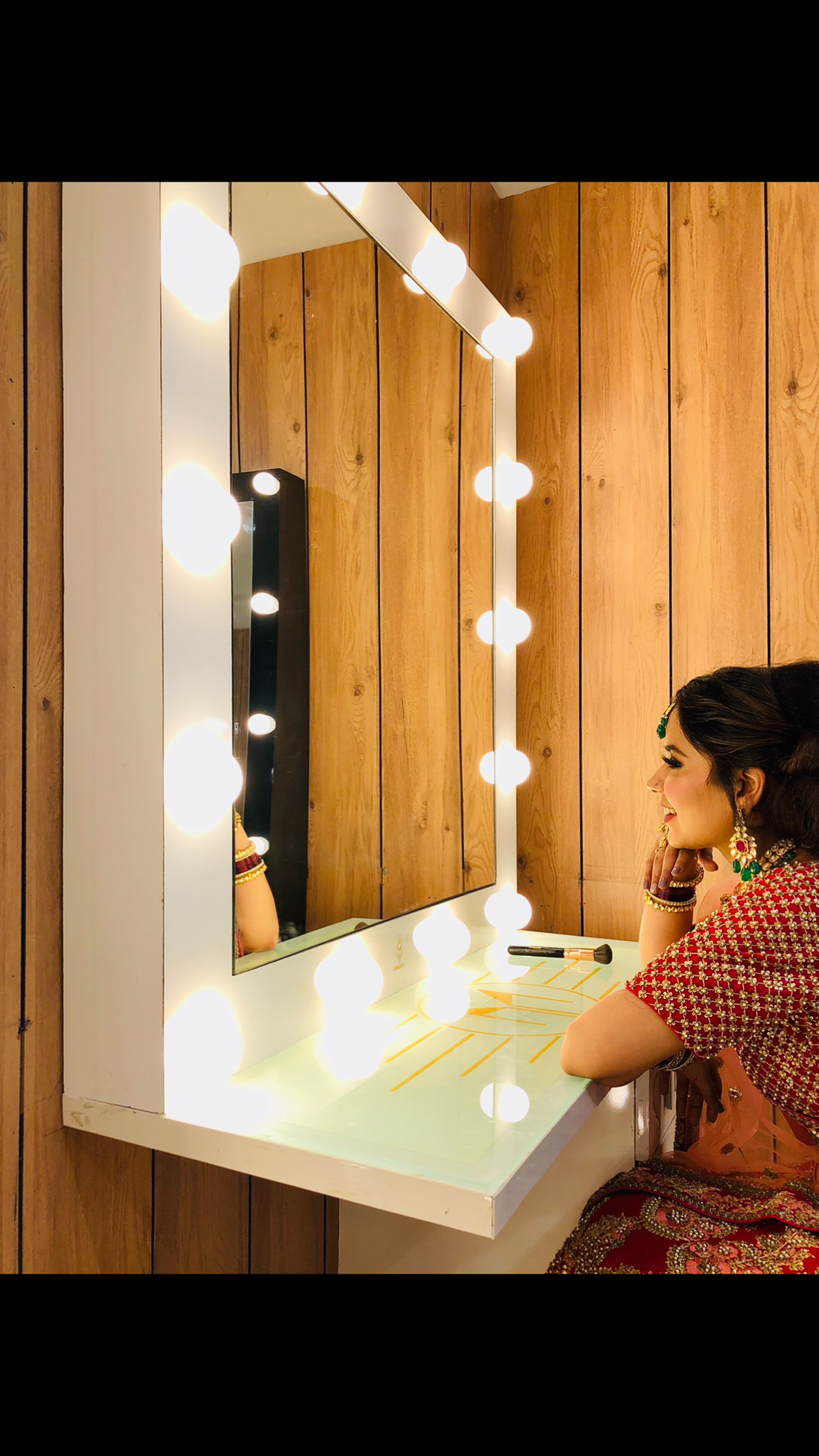 THE MAKEUP WIZARD | MAKEUP VANITY WITH LED LIGHTS - Omaara